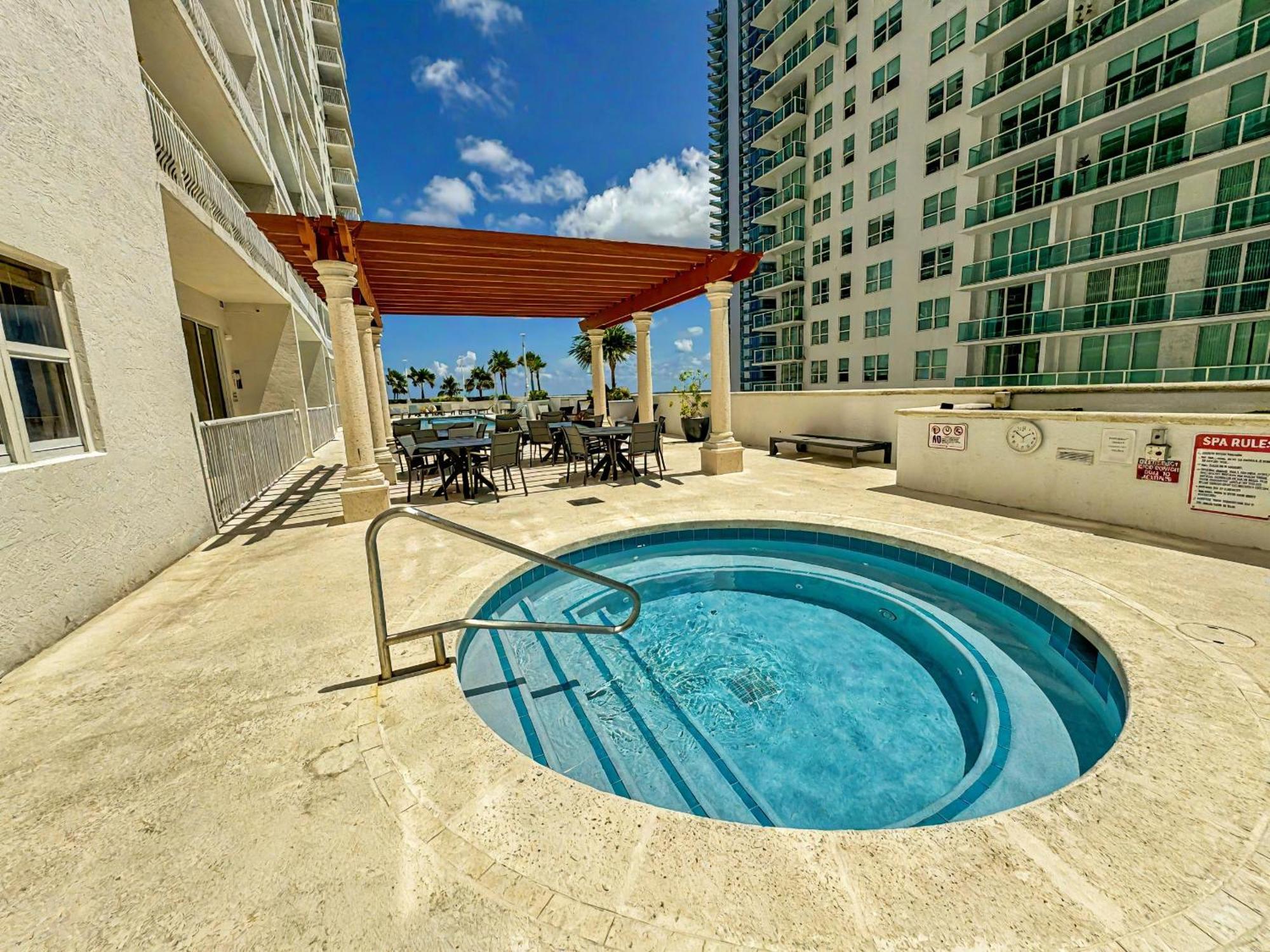 Elegant Centric Vibrant Pool Jacuzzi Free Parking Daire Miami Dış mekan fotoğraf